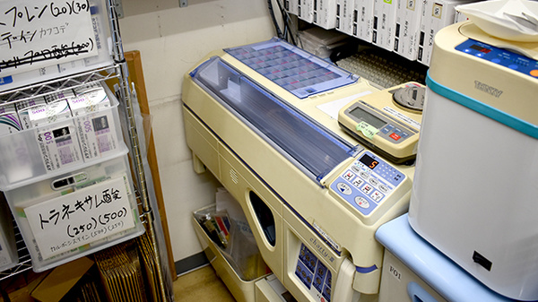薬局トモズ大手町カンファレンスセンター店の調剤器具