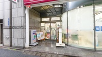 ナチュラルローソンクオール薬局神田鍛冶町二丁目店の入口