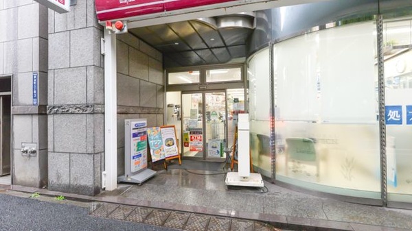 ナチュラルローソンクオール薬局神田鍛冶町二丁目店の入口