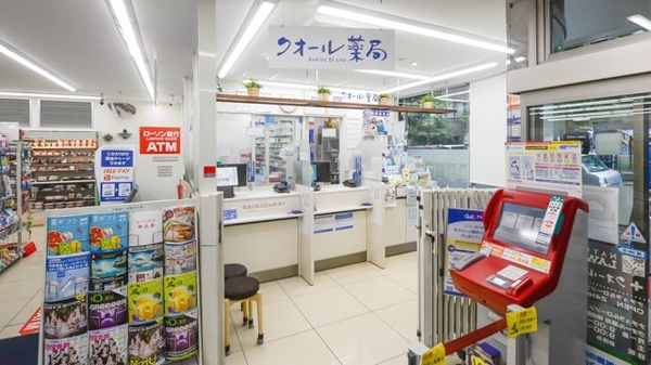 ナチュラルローソンクオール薬局神田鍛冶町二丁目店の入口