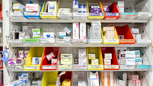 薬局トモズコレド日本橋店の薬棚