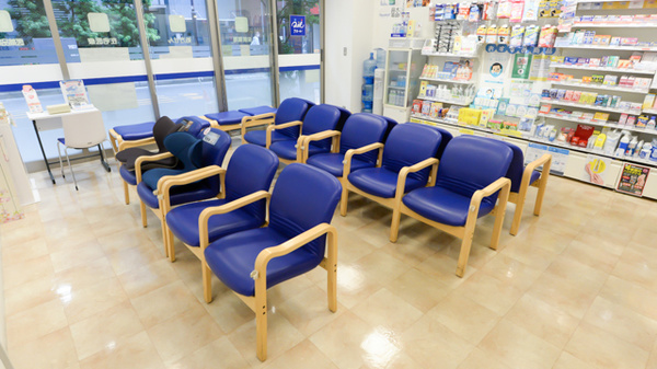 クオール薬局日本橋店の待合スペース