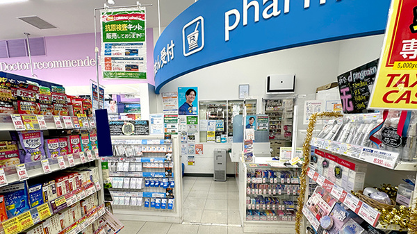 薬局トモズ銀座三丁目店の入口