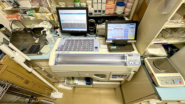 薬局トモズ銀座三丁目店の調剤器具