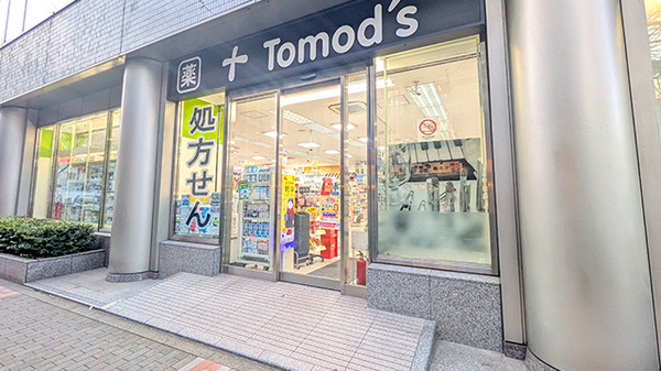 薬局トモズ茅場町店の入口