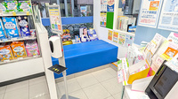 薬局トモズ茅場町店の待合スペース