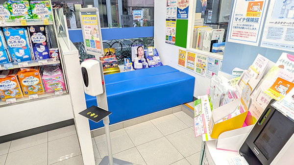 薬局トモズ茅場町店の待合スペース