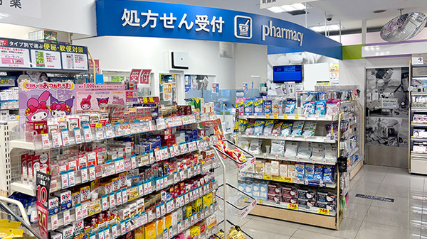 薬局トモズ品川インターシティ店の入口