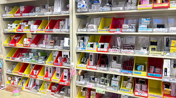 薬局トモズ品川インターシティ店の薬棚