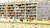 薬局トモズ　浜松町店の薬棚