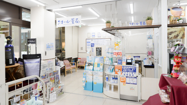 ナチュラルローソンクオール薬局城山トラストタワー店の入口