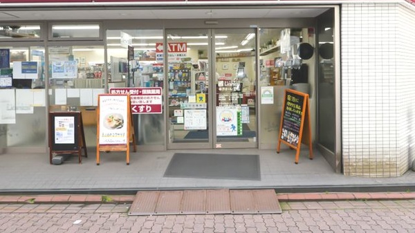ナチュラルローソンクオール薬局芝大門一丁目店の入口