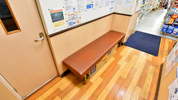 薬ヒグチ薬局 新宿御苑前店の待合スペース