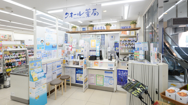 ナチュラルローソンクオール薬局西新宿七丁目店の入口