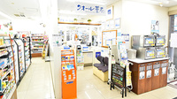 ナチュラルローソンクオール薬局新宿駅西店の入口