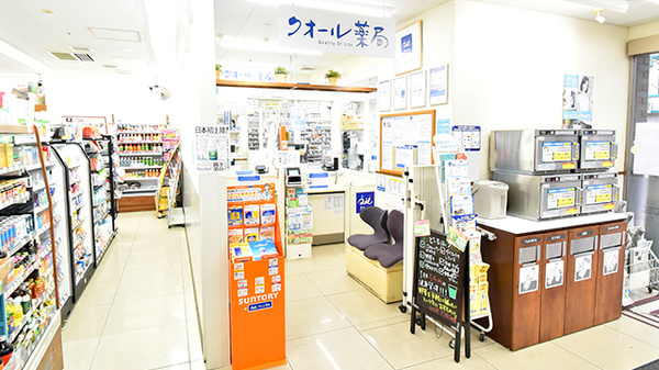 ナチュラルローソンクオール薬局新宿駅西店の入口