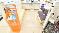 ナチュラルローソンクオール薬局新宿駅西店の待合スペース