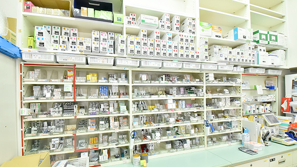 ファーマライズ薬局 上野店の薬棚