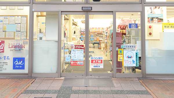 ナチュラルローソンクオール薬局豊洲三丁目店の入口