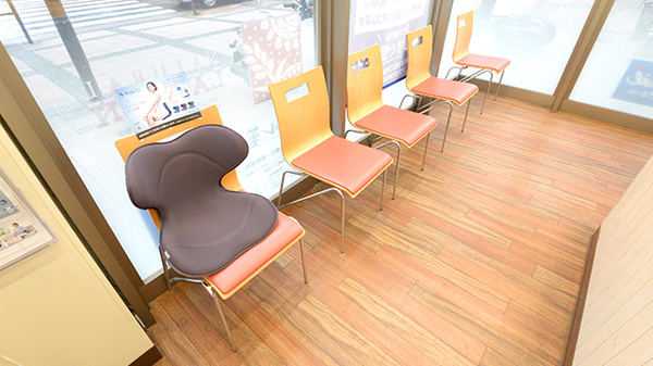 ナチュラルローソンクオール薬局豊洲三丁目店の待合スペース
