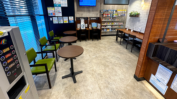 薬局トモズ亀戸東口店の待合スペース