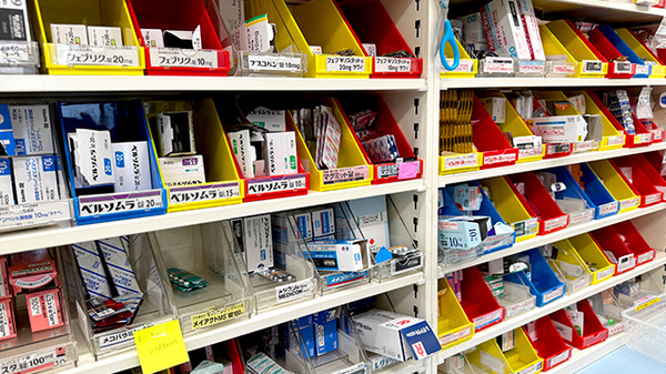 薬局トモズ亀戸東口店の薬棚