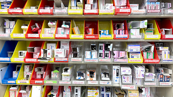 薬局トモズ洗足店の薬棚