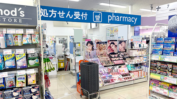 薬局トモズ中目黒店の入口