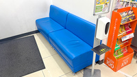 薬局トモズ中目黒店の待合スペース