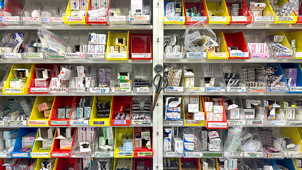 薬局トモズ中目黒店の薬棚