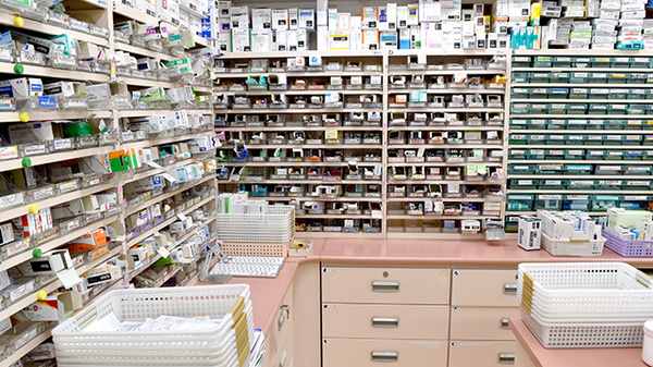 南山堂薬局上野毛店（旧メルシー薬局）の薬棚