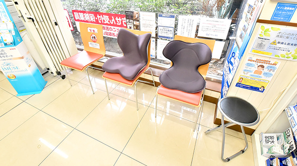 ナチュラルローソンクオール薬局渋谷一丁目店の待合スペース