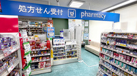 薬局トモズ渋谷並木橋店の入口