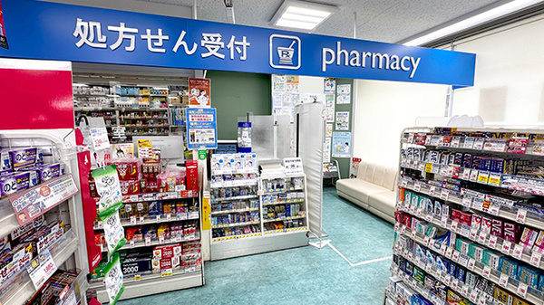薬局トモズ渋谷並木橋店の入口