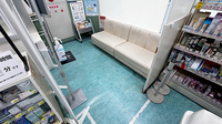 薬局トモズ渋谷並木橋店の待合スペース