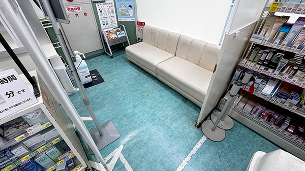 薬局トモズ渋谷並木橋店の待合スペース