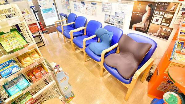 クオール薬局神宮前店の待合スペース
