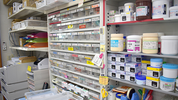 薬局トモズ新高円寺店の薬棚