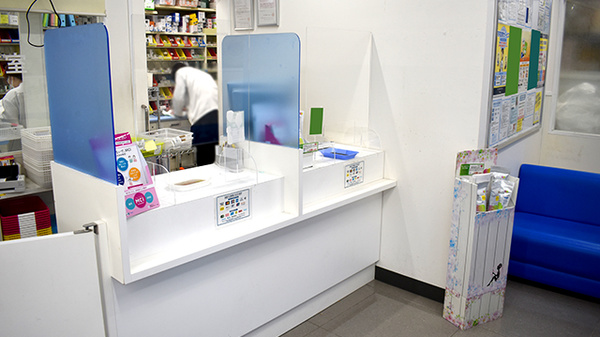 薬局トモズ梅里店の受付/カウンター