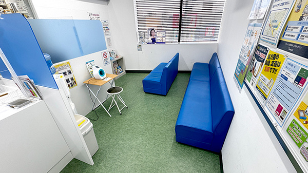 薬局トモズ京王リトナード永福町店の待合スペース