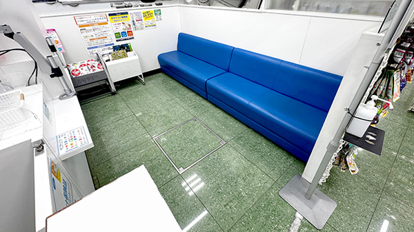 薬局トモズ西永福店の待合スペース