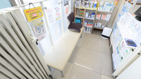 ナチュラルローソンクオール薬局目白三丁目店の待合スペース