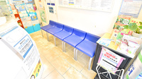 クオール薬局王子店の待合スペース
