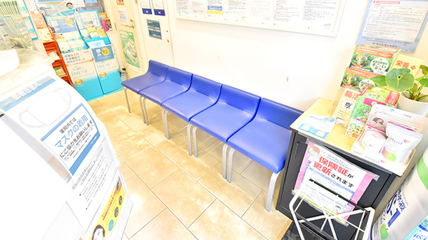 クオール薬局王子店の待合スペース