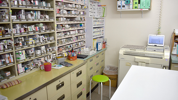 尾久駅前薬局の調剤室