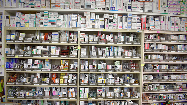 尾久駅前薬局の薬棚