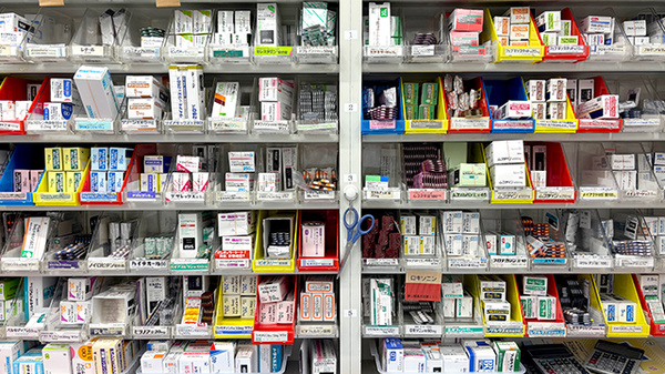 薬局トモズ上板橋南口店の薬棚