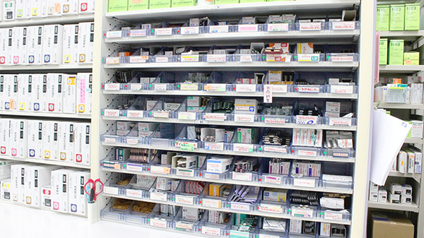 ライフ薬局四葉店の薬棚