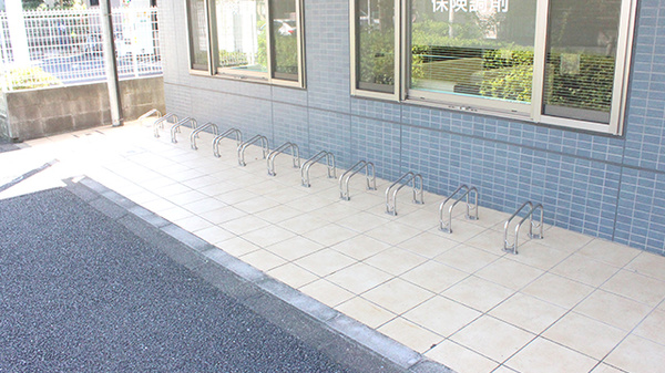 ライフ薬局四葉店の駐輪場