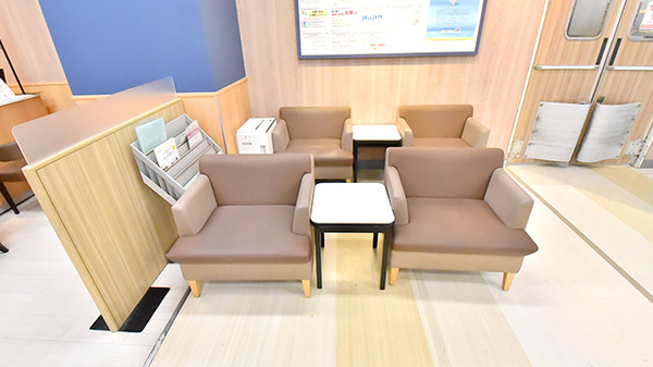 イオン薬局板橋店の待合スペース